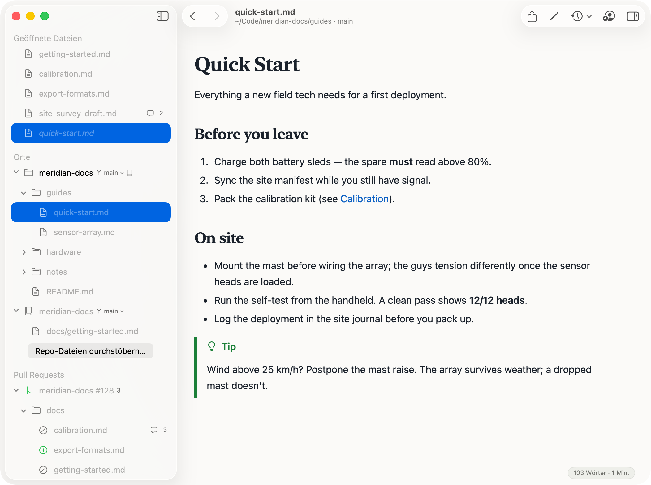 PullMark rendert eine lokale Markdown-Datei aus einem Docs-Repo: der Bereich Geöffnete Dateien der Seitenleiste listet drei behaltene Dokumente und einen kursiven Vorschau-Eintrag; der Bereich Orte zeigt den Ordner als Baum aus Unterordnern und Markdown-Dateien, mit Git-Branch-Chip und einer GitHub-Repo-Marke; die geänderten Dateien eines offenen Pull Requests bilden einen Baum mit Status-Icons und einem Kommentarzahl-Badge; das gerenderte Dokument zeigt Überschriften, Listen, einen Link und einen Tip-Alert; die Titelleiste zeigt Ordner und Git-Branch der Datei, mit einer Wortzahl-Pille in der Ecke