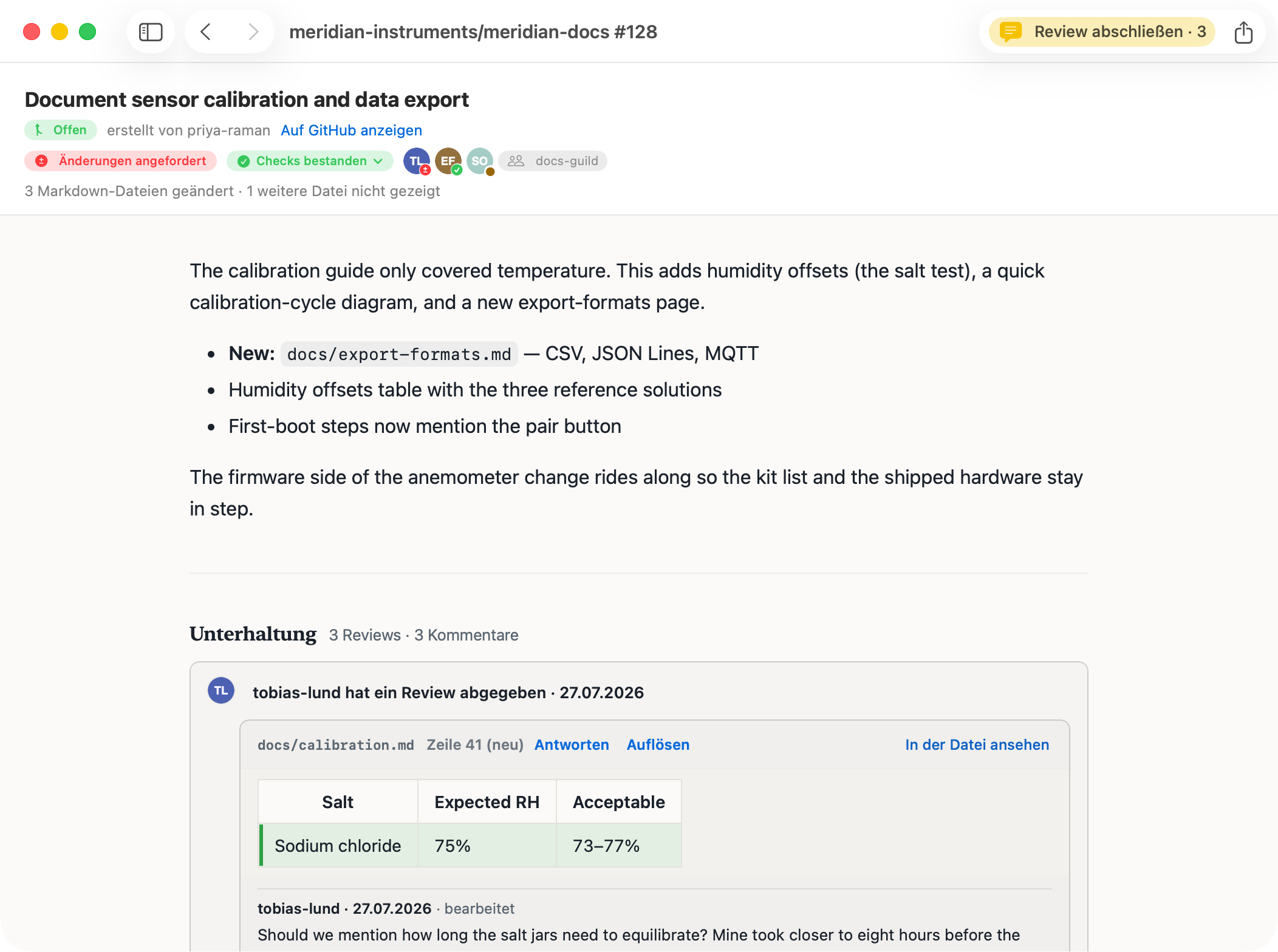 PullMarks Pull-Request-Übersicht: der PR-Titel mit einem „Offen“-Chip, eine Kapsel „Änderungen angefordert“, eine Kapsel „Checks bestanden“, Reviewer-Avatare mit Urteils-Badges, ein docs-guild-Team-Chip, die gerenderte PR-Beschreibung und die Unterhaltungs-Timeline, deren erster Review-Kommentar eine gerenderte Tabelle zeigt