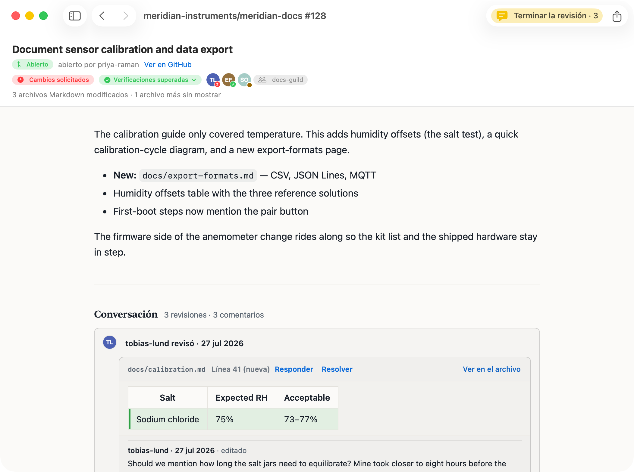 El resumen de pull request de PullMark: el título del PR con una insignia Abierto, una cápsula Cambios solicitados, una cápsula Verificaciones superadas, avatares de revisores con insignias de veredicto, una etiqueta del equipo docs-guild, la descripción del PR renderizada y la cronología de la conversación, cuyo primer comentario de revisión muestra una tabla renderizada