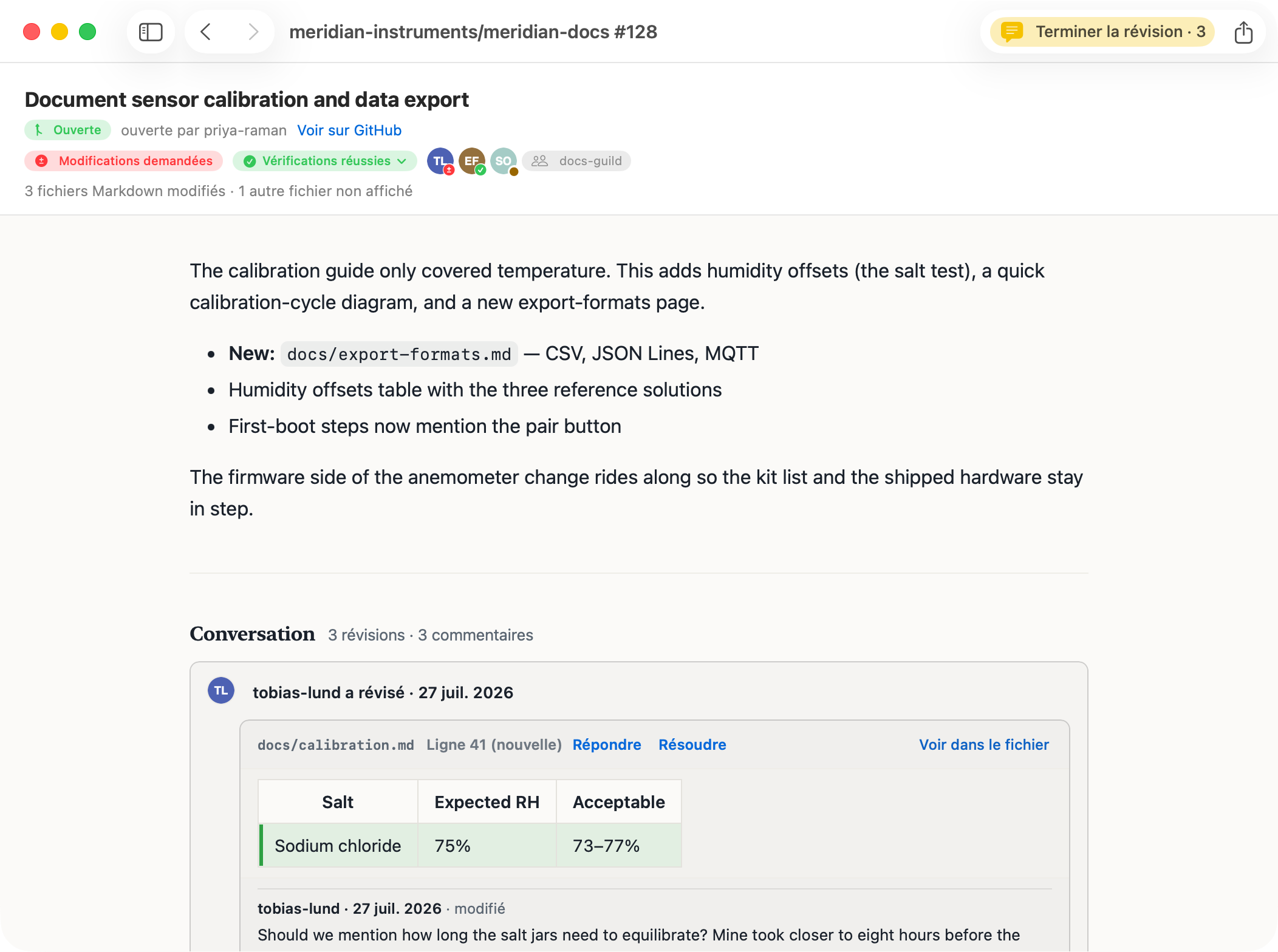La vue d'ensemble de pull request de PullMark&nbsp;: le titre de la PR avec une pastille Ouverte, une capsule Modifications demandées, une capsule Vérifications réussies, les avatars des réviseurs portant leur badge de verdict, une pastille d'équipe docs-guild, la description de la PR rendue, et la chronologie de conversation dont le premier commentaire de révision montre un tableau rendu