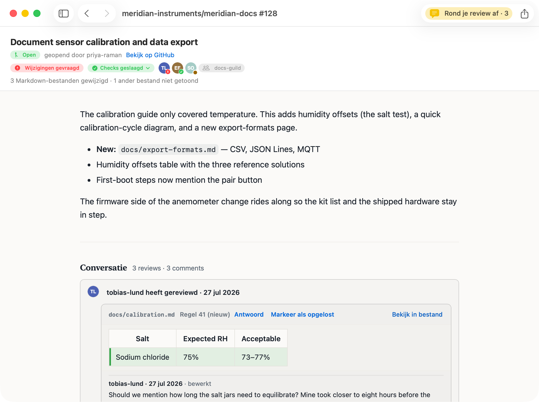 Het pull request-overzicht van PullMark: de PR-titel met een Open-chip, een capsule Wijzigingen gevraagd, een capsule Checks geslaagd, reviewer-avatars met oordeelbadges, een teamchip docs-guild, de PR-beschrijving gerenderd, en de conversatietijdlijn waarvan de eerste reviewcomment een gerenderde tabel toont