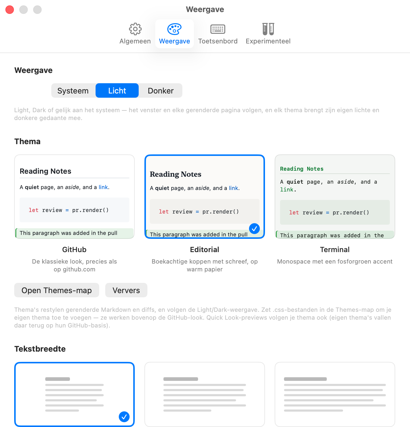 Het Instellingen-venster van PullMark op het tabblad Weergave: drie live themapreviewkaarten — GitHub, Editorial en Terminal — die elk hetzelfde voorbeelddocument renderen via de echte pipeline, met Editorial geselecteerd, boven knoppen om de map met eigen thema's te openen