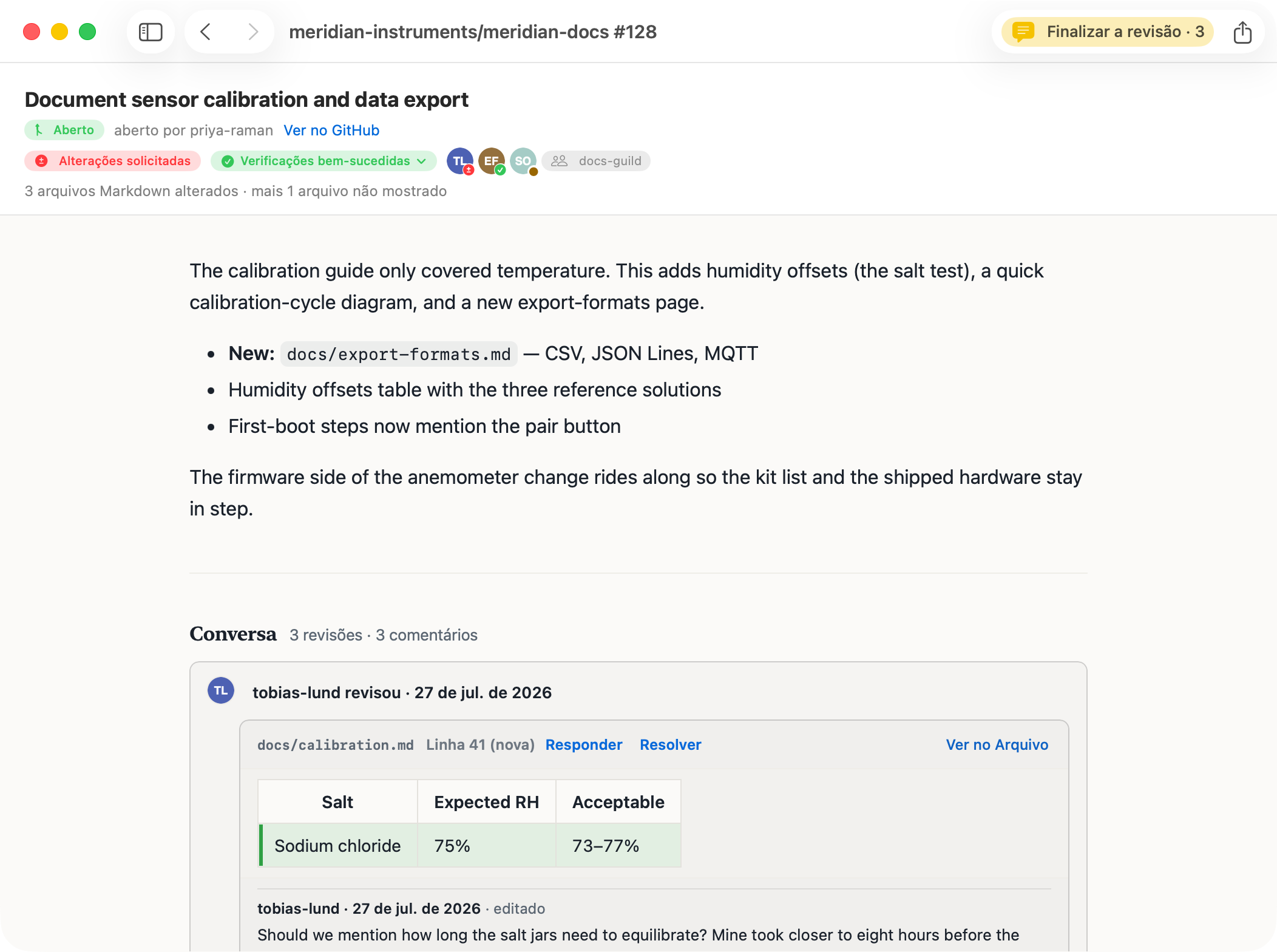 A visão geral de pull request do PullMark: o título do PR com um chip Aberto, uma cápsula Alterações solicitadas, uma cápsula Verificações bem-sucedidas, avatares de revisores vestindo selos de veredito, um chip do time docs-guild, a descrição do PR renderizada e a linha do tempo da conversa, cujo primeiro comentário de revisão mostra uma tabela renderizada